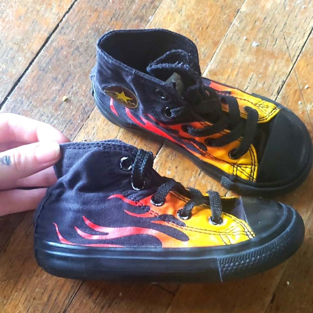 Flame Converse size 7 toddler